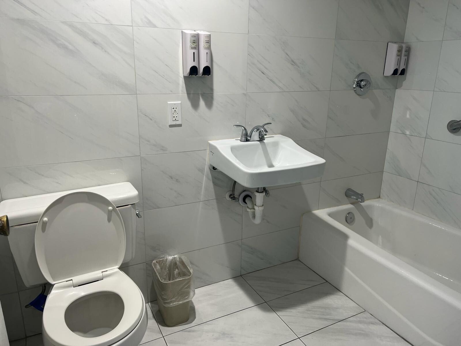 Un baño con inodoro, lavabo y bañera.