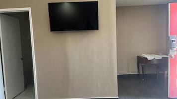 Family Double Room | Soundproofing, free WiFi, bed sheets