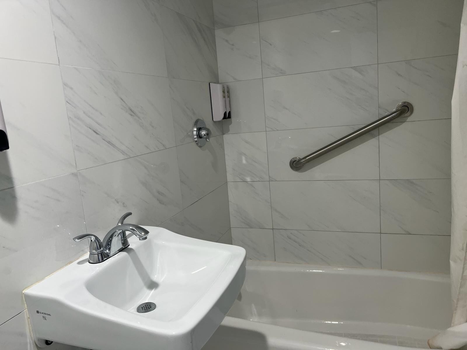 Chambre Simple | Salle de bain | Serviettes fournies