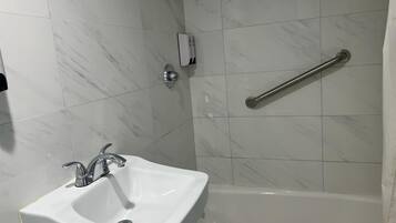 Chambre Simple | Salle de bain | Serviettes fournies