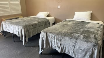家庭双人房 | 隔音、免费 WiFi、床单