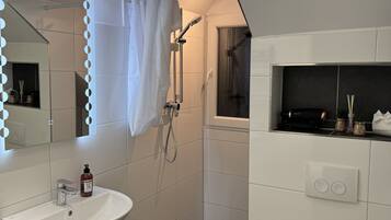 Dusche, Haartrockner, Handtücher, Seife
