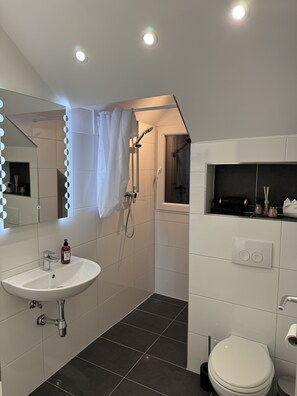 Een douche, een haardroger, handdoeken, zeep