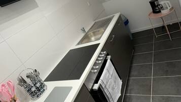 KĂŒhlschrank, Ofen, Herdplatte, Wasserkocher mit Kaffee-/Teezubehör