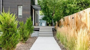 Property grounds - Modern Downtown Boulder Home, Rooftop Deck & Flatiron Views (Boulder)