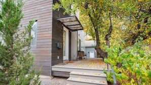 Exterior detail - Modern Downtown Boulder Home, Rooftop Deck & Flatiron Views (Boulder)