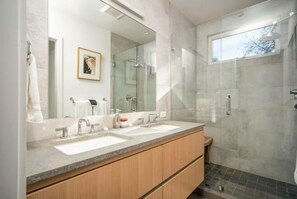 Hair dryer, towels, soap, toilet paper - Modern Downtown Boulder Home, Rooftop Deck & Flatiron Views (Boulder)