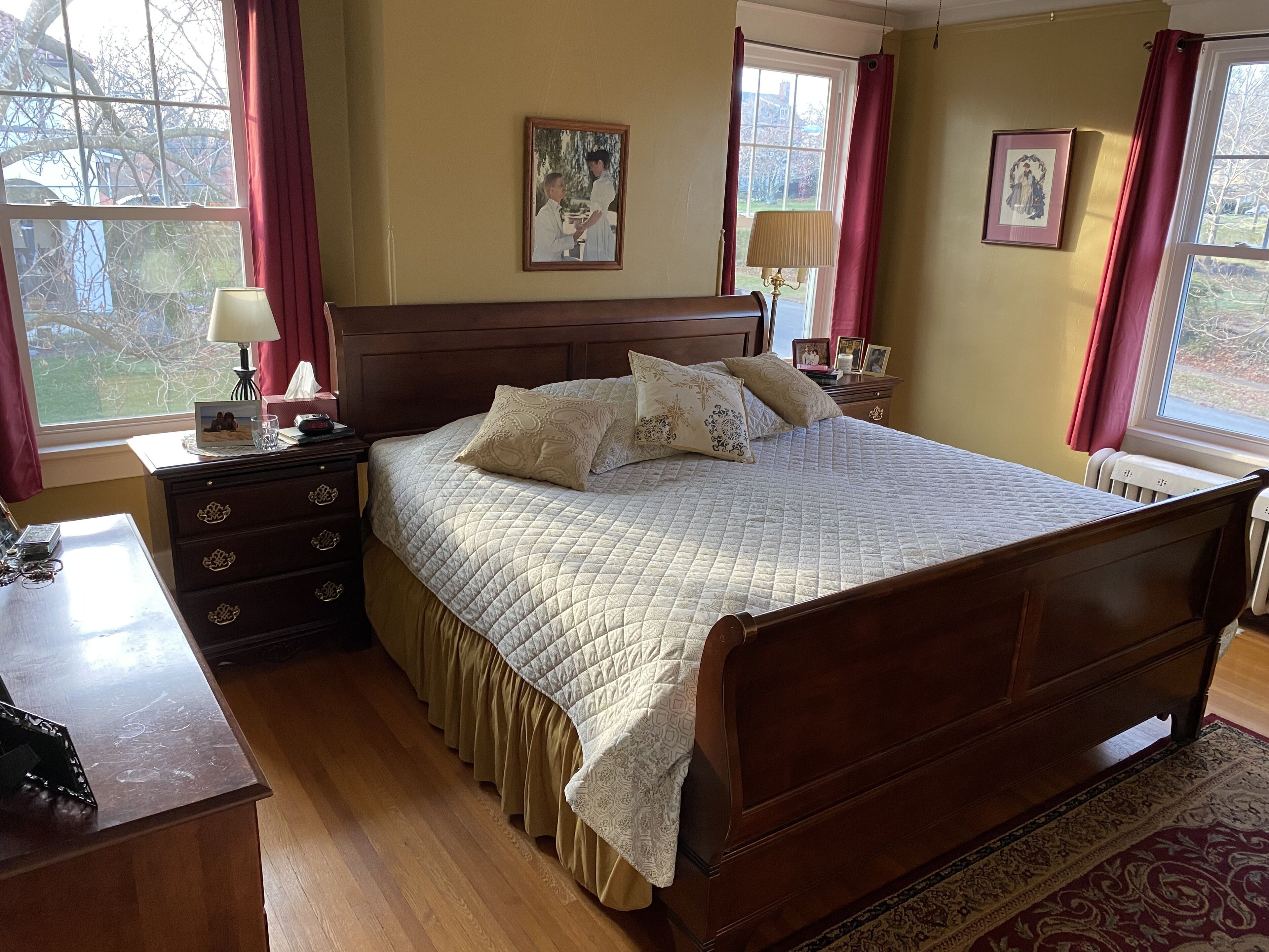 4 bedrooms, iron/ironing board, WiFi, bed sheets