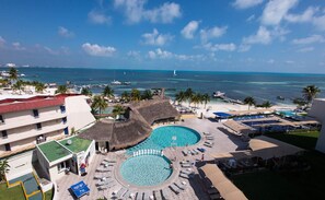 Pool - HOTEL ZONE - BEACHFRONT ROOM #212 (Cancún)