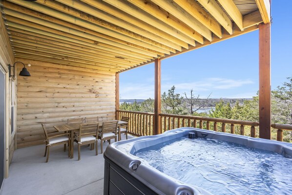 Outdoor dining - New Log Cabin, Pvt Hot Tub, Free Daily Activities, Shuffleboard, Arcade (Branson)