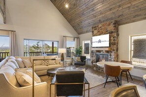 TV, fireplace - New Log Cabin, Pvt Hot Tub, Free Daily Activities, Shuffleboard, Arcade (Branson)