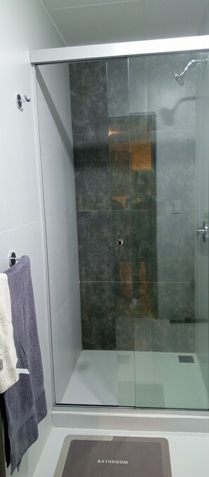 Dusche, Haartrockner, Handtücher, Seife