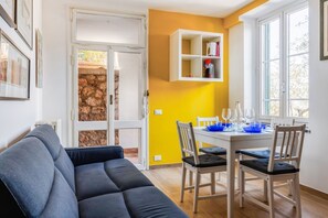 Interior - Comfortable apartment perfect for 4 people and surrounded by greenery, it is located in a quiet area, a few steps from the beaches of Lerici. The house is equipped with every comfort, 2 bathrooms, kitchen, TV, WiFi, private parking. Ideal opportunity to  (Lerici)