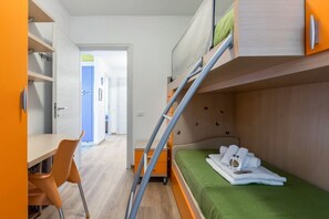 A bunk bed room with a desk and chair, a ladder, and a bed with neatly folded towels. - Comfortable apartment perfect for 4 people and surrounded by greenery, it is located in a quiet area, a few steps from the beaches of Lerici. The house is equipped with every comfort, 2 bathrooms, kitchen, TV, WiFi, private parking. Ideal opportunity to  (Lerici)