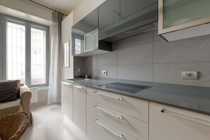 Kühlschrank, Mikrowelle, Herdplatte, Geschirrspüler