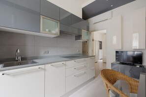 Fridge, microwave, oven, stovetop - GuestHost - Bright Apartment - 650 m far from Arco della Pace (Milano)