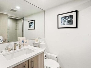 Shower, towels - Chateau Roaring Fork 24 | Remodeled Condo w/ River Views, Large TVs, Fireplace. Near Gondola! (Aspen)