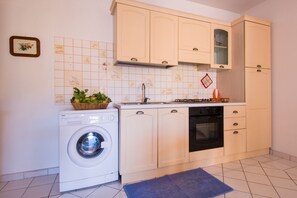 Geladeira, fogão, cooktop, talheres/pratos/utensílios de cozinha