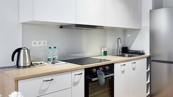 Fridge, oven, stovetop, dishwasher