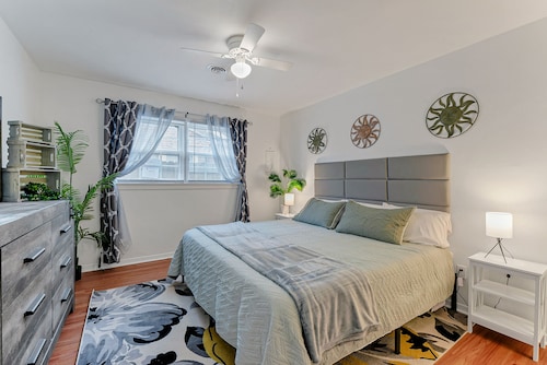 Cozy Pet-Friendly 3BR • Near Norfolk Beaches
