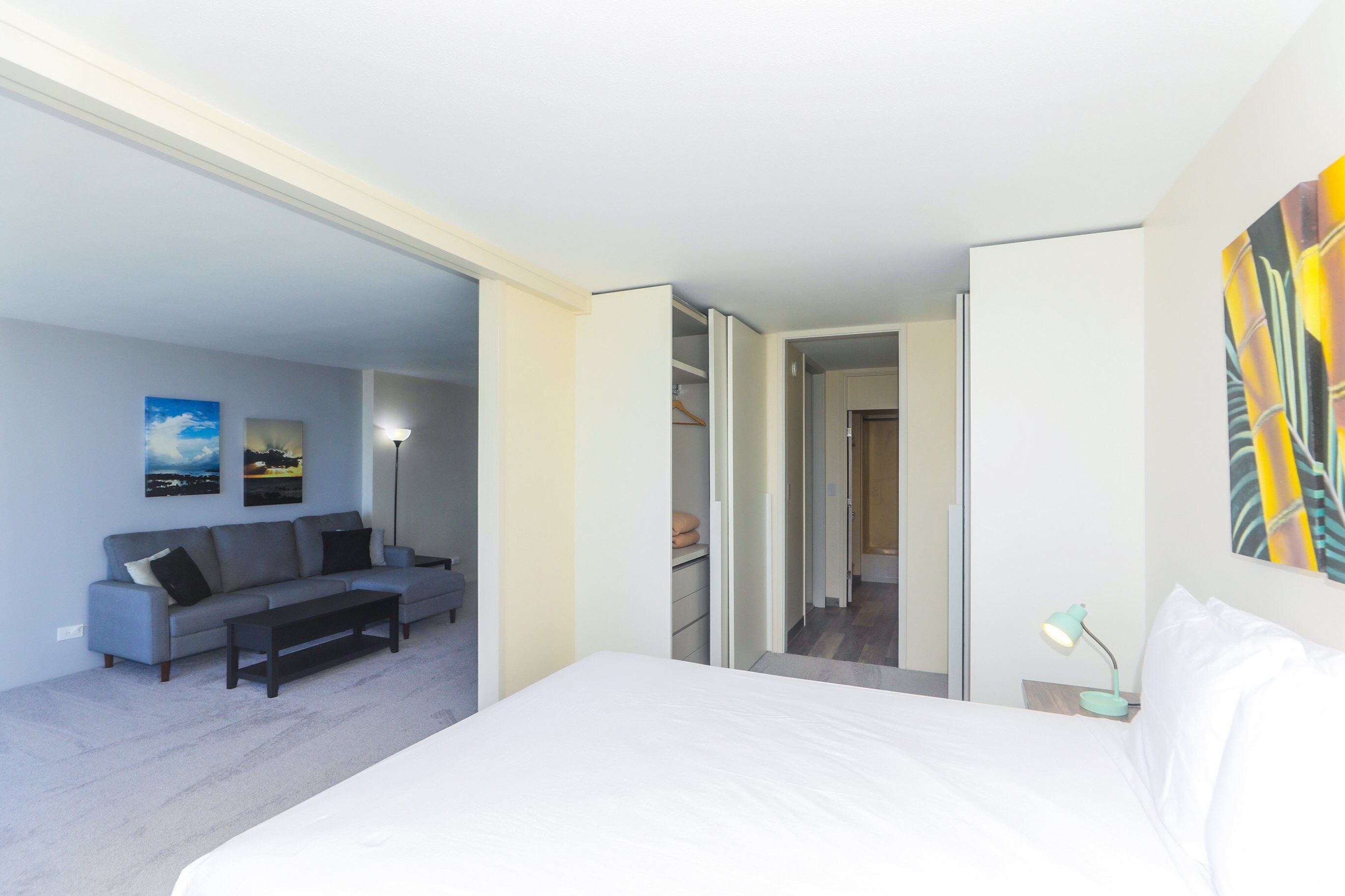 Une chambre d’hôtel comprenant un lit, un canapé, un bureau et une armoire.
