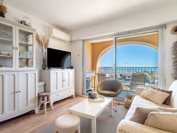 TV - Lovely apartment for 4 people with WIFI, A/C, TV and terrace (Hyères)