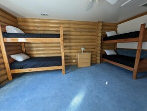 8 Schlafzimmer, Schreibtisch, Bügeleisen/Bügelbrett, WLAN