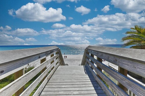 Private Balcony! Free Activities! Walk to Beach! Gated Community Alerio B304