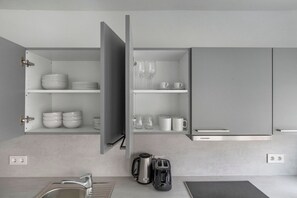 Kühlschrank, Mikrowelle, Ofen, Herdplatte