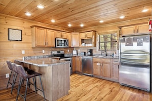 Fridge, microwave, oven, stovetop - Amazing View Lodge, Your Ultimate 5-Bedroom Cabin Retreat in Sky Harbor Resort (Sevierville)