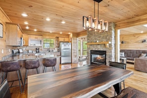 Interior - Amazing View Lodge, Your Ultimate 5-Bedroom Cabin Retreat in Sky Harbor Resort (Sevierville)