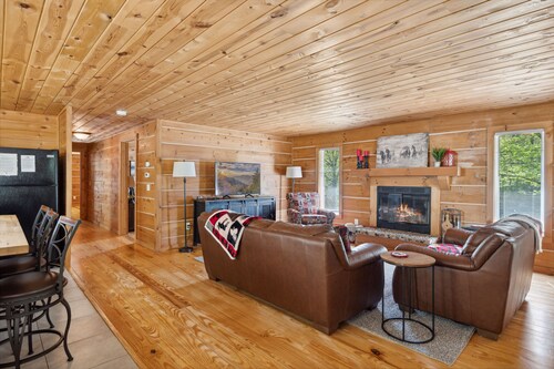The "Lost Horse" Cabin - Secluded - Pet-Friendly - One Level - Massive Yard