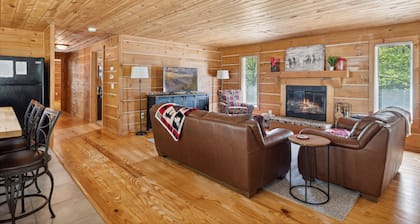 The "Lost Horse" Cabin - Secluded - Pet-Friendly - One Level - Massive Yard