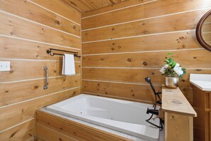 Shower, hair dryer, towels - The "Lost Horse" Cabin - Secluded - Pet-Friendly - One Level - Massive Yard (Sevierville)
