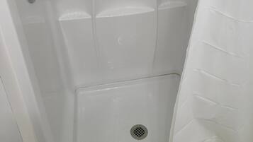 Toallas, jabón, shampoo, papel de baño