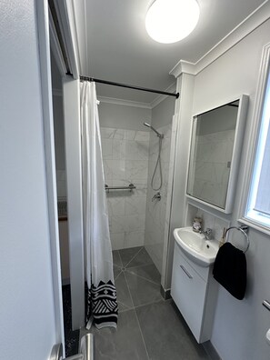 Dusche, Haartrockner, Handtücher, Seife