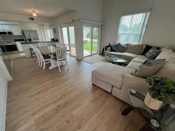 Smart TV - Casa Del Sol - 3 BD HOUSE (St. Petersburg)