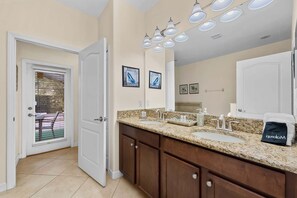 Shower, hair dryer, towels - Champions Gate! Private pool, Game Room & Waterpark (Davenport)