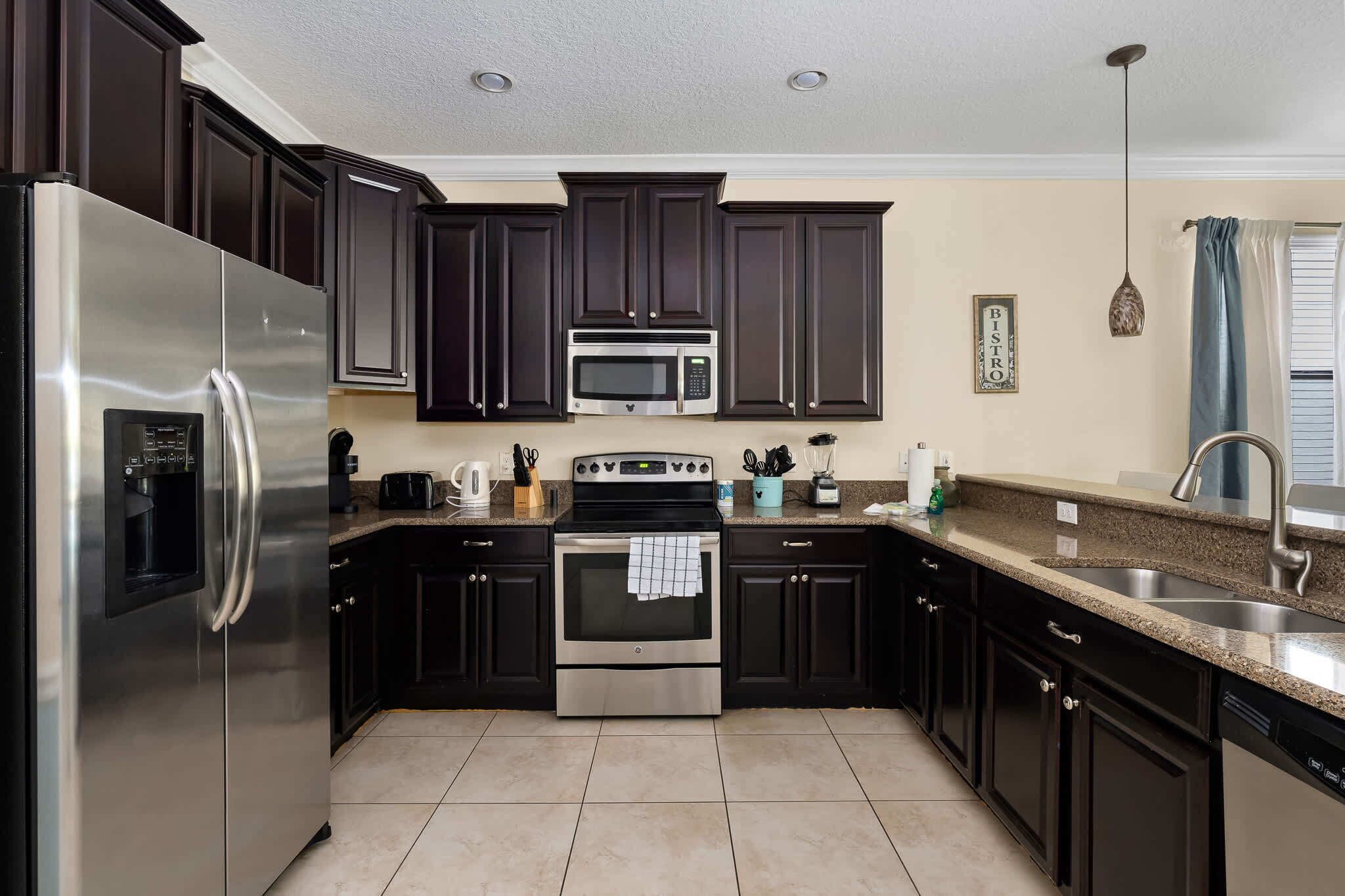 Frigorifero, microonde, forno, piano cottura