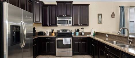 Een koelkast, een microgolfoven, een oven, een kookplaat