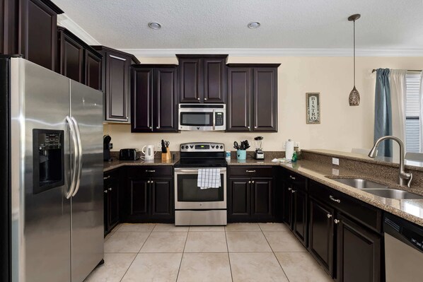 Køleskab, mikrobølgeovn, ovn, kogeplade