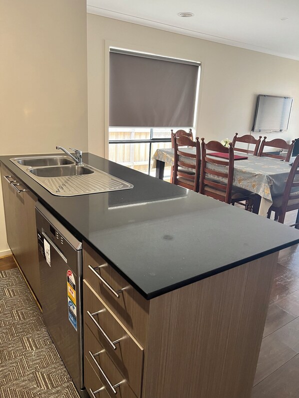 Fridge, microwave, oven, stovetop - Comfortable stay with Movie/ Sport App on TV (Tarneit)