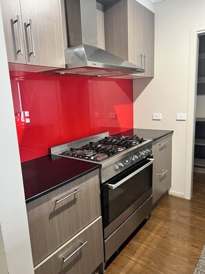 Fridge, microwave, oven, stovetop - Comfortable stay with Movie/ Sport App on TV (Tarneit)