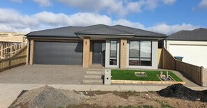 Exterior - Comfortable stay with Movie/ Sport App on TV (Tarneit)