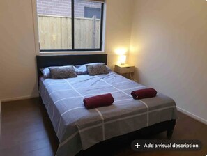 4 bedrooms, iron/ironing board, WiFi, bed sheets - Comfortable stay with Movie/ Sport App on TV (Tarneit)