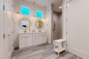 Shower, towels - Resort Pools, Golf Cart Boardwalk to Beach, Pet Friendly (Port Aransas)