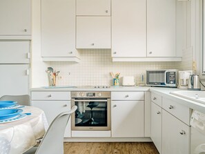 Micro-ondes, four, lave-vaisselle, grille-pain