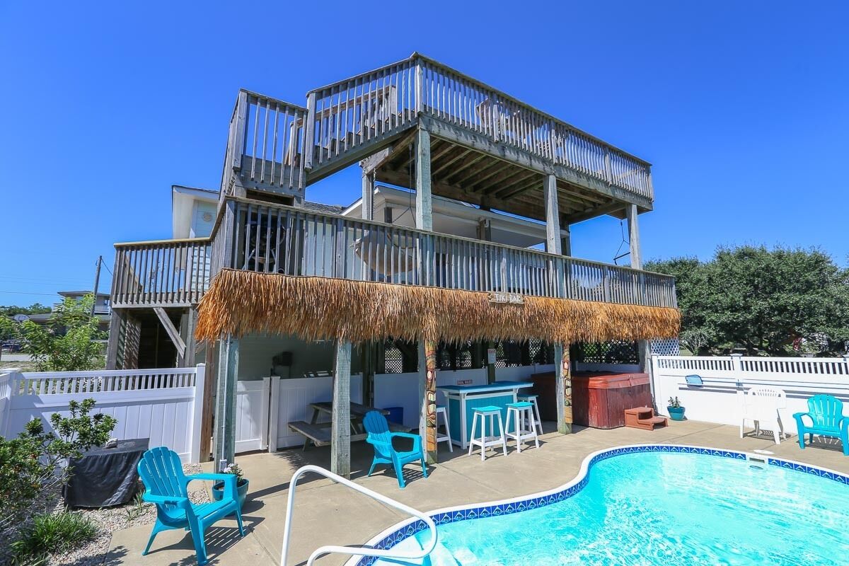 4 Bed, 2 Bath dog friendly home with pool, hot tub and tiki bar!