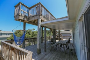 Outdoor dining - Cuckoo's Nest - 4 Bed, 2 Bath dog friendly home with pool, hot tub and tiki bar! (Southern Shores)