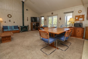 Interior - Cuckoo's Nest - 4 Bed, 2 Bath dog friendly home with pool, hot tub and tiki bar! (Southern Shores)